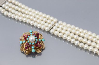 null Lot including a corsage clip and a bracelet:

- The Indian-inspired 18K (750)...