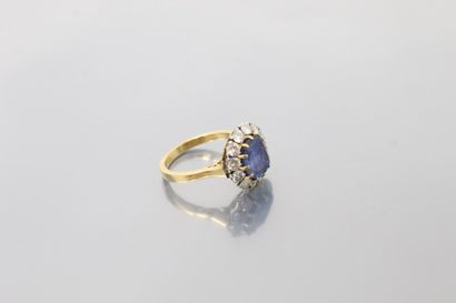 null 18K (750) yellow gold daisy ring centered on a cushion sapphire surrounded by...
