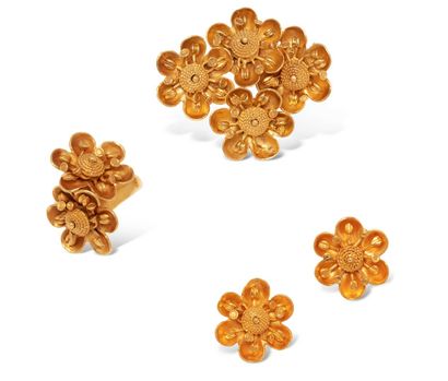 null Parure « fleurs » en or jaune 18K (750) comprenant une broche, une bague et...