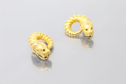null ZOLOTAS

Pair of 18K (750) yellow gold ear clips featuring a twisted design...