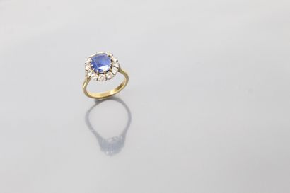 null 18K (750) yellow gold daisy ring centered on a cushion sapphire surrounded by...
