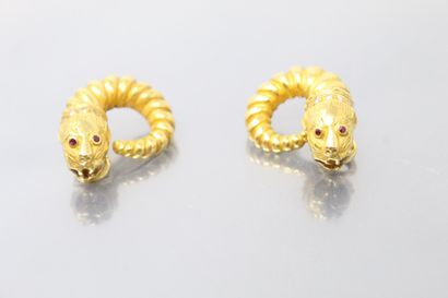 null ZOLOTAS

Pair of 18K (750) yellow gold ear clips featuring a twisted design...