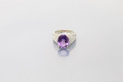 null 18K (750) white gold ring centered on an oval amethyst, the shoulders paved...