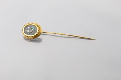 null Epingle à cravate de style archéologique en or jaune 14K (585) serti d'une marqueterie...