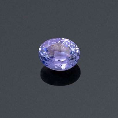 null Oval Tanzanite on paper. 

Accompanied by a certificate AIG. 

Weight : 4.57...