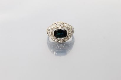 null 14K (585) white gold ring set with a very dark blue rectangular sapphire, old-cut,...