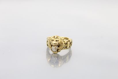 null An 18K (750) yellow gold ring with a lion's head, the mouth set with an old-cut...