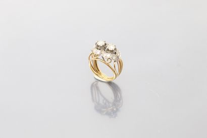 null Bague en fils d'or jaune 18K (750) et platine centrée de deux diamants taille...