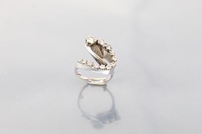 null An 18K (750) white gold ring with a volute underlined by brilliant-cut and 16/16...