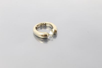 null 18K (750) yellow gold ring set with a rough octahedral diamond.

Partial master...