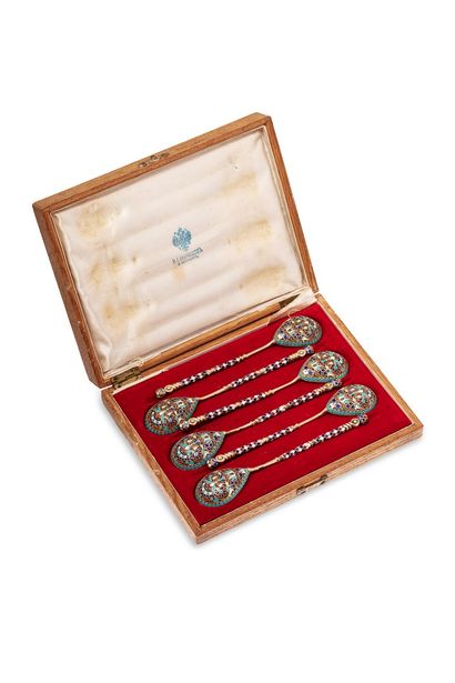 null By KLINGER, Moscow, before 1896.

Set of six vermeil teaspoons decorated with...