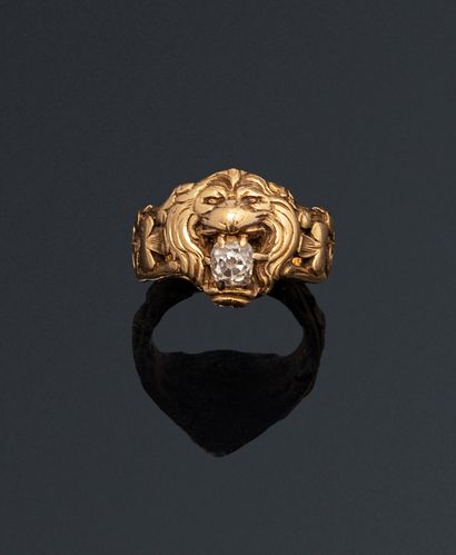 null Bague en or jaune 18K (750) repercé et ciselé figurant une tête de lion, la...