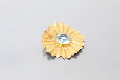 null 18K (750) yellow gold "flower" brooch, fully textured on the obverse and reverse,...