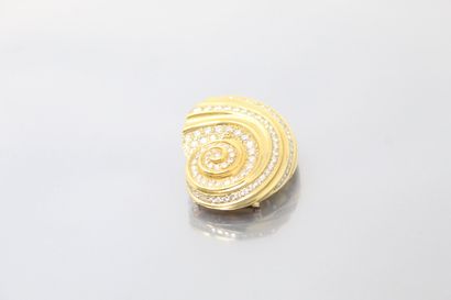 null PERY & FILS

18K (750) yellow gold "shell" corsage clip partially set with lines...