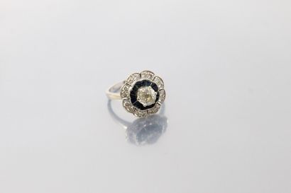 null Bague « fleur » en or gris 18K (750) centrée d'un diamant de taille ancienne...