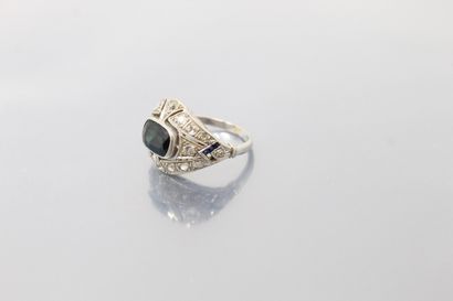 null 14K (585) white gold ring set with a very dark blue rectangular sapphire, old-cut,...