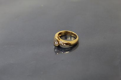 null Bague en or jaune 18k (750) ornée d'un diamant ovale épaulé par trois diamants...