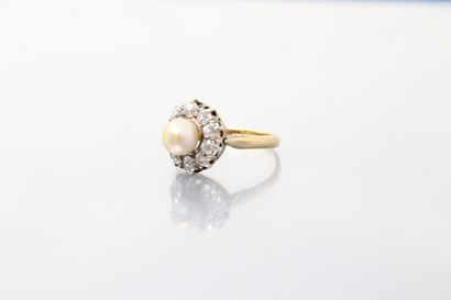 null Silver and 18K (750) gold daisy ring centered on a fine white button pearl surrounded...