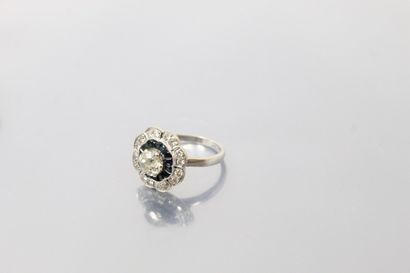 null Bague « fleur » en or gris 18K (750) centrée d'un diamant de taille ancienne...