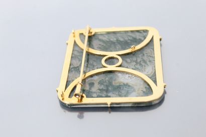 null 18K (750) yellow gold brooch set with a rectangular slab of polished moss agate...