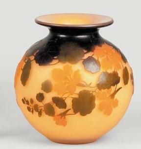 GALLÉ Émile (1846 -1904) Vase sphérique à col évasé. Épreuve de tirage industriel...