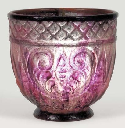 ARGY-ROUSSEAU Gabriel (1885 -1953) Vase sur talon. Épreuve réalisée en pâte de verre...