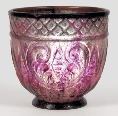 ARGY-ROUSSEAU Gabriel (1885 -1953) Vase sur talon. Épreuve réalisée en pâte de verre...