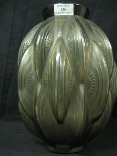 SABINO Vase de forme ovoïde. Épreuve de tirage industriel réalisée en verre gris...