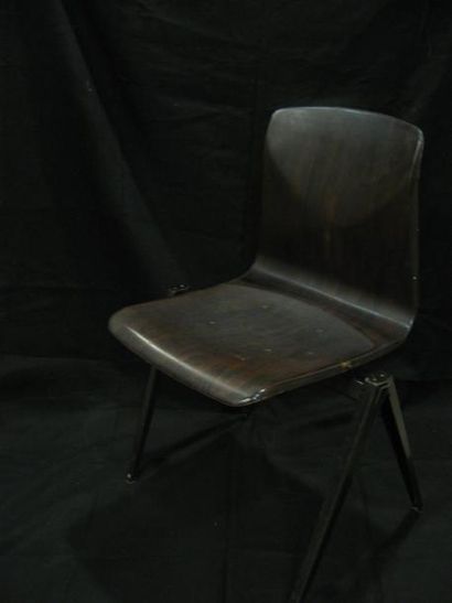 null Série de six chaises En bois galbé thermoformé, reposant sur un piètement tréteau...