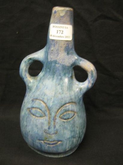 TRAVAIL FRANÇAIS 1970 Vase piriforme en céramique. Décor d'une tête de personnage,...