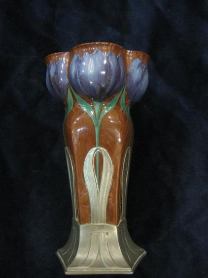 TRAVAIL ETRANGER Vase en forme d'une fleur en céramique, émaillé façon pierre dur,...