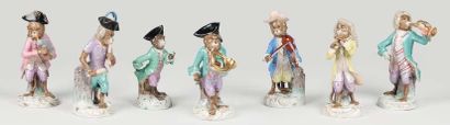 Allemagne Ensemble de sept singes musiciens dans le style de Meissen, debout sur...