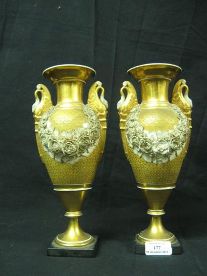 null Paire de vases en porcelaine à fond or à décor appliqué de guirlandes florales...