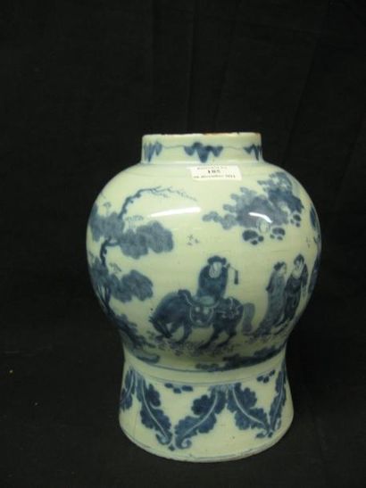 Delft Vase de forme balustre à décor en camaïeu bleu de Chinois dans des paysages...