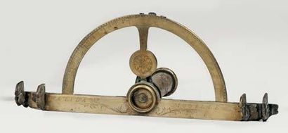 null Graphomètre en laiton finement gravé de la fin du XVIIIe siècle. Il porte les...