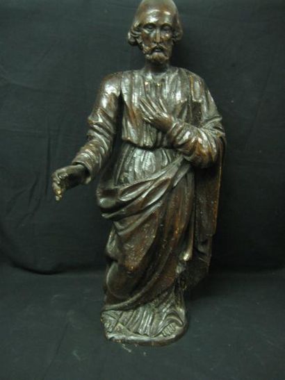 null Saint personnage en tilleul sculpté du XVIIe siècle. Il porte sa main gauche...