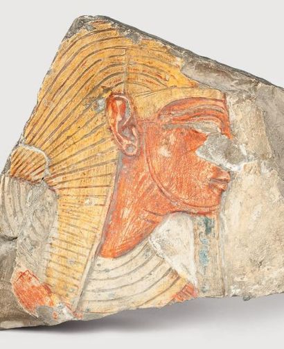 null Relief attribué à Ramsès II Il est de profil vers la droite, dans l'attitude...