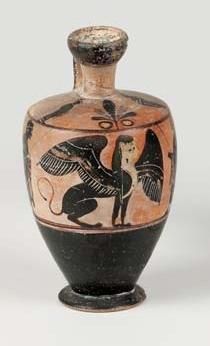 null Lécythe à figures noires peint d'une sphinge aillée flanquée de deux hoplites....