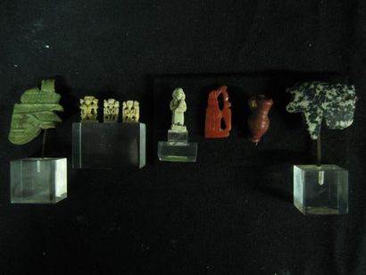 null Lot composé de sept amulettes. Faïence, granite et jaspe. (lacunes). Égypte,...