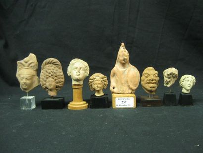 null Lot composé de huit têtes de statuettes, certaines représentant des grotesques....