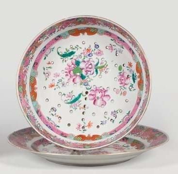 null Assiette et égouttoir en porcelaine de la famille rose à décor central de fleurs...