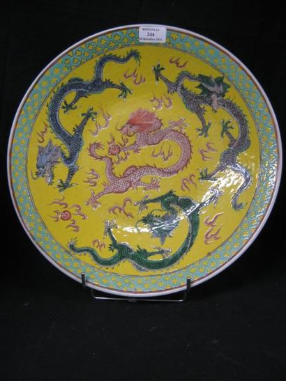 null Coupe en porcelaine à décors émaillé polychrome de quatre dragons poursuivant...