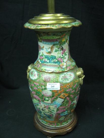 null Vase en porcelaine de Canton à décor polychrome de vases, animaux et végétaux....