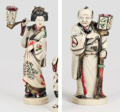 null Paire de sujet en ivoire polychrome représentant une geisha et un samouraï portant...