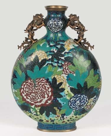 null Vase de forme gourde en bronze et émaux cloisonnés à décor de fleurs et feuillages,...