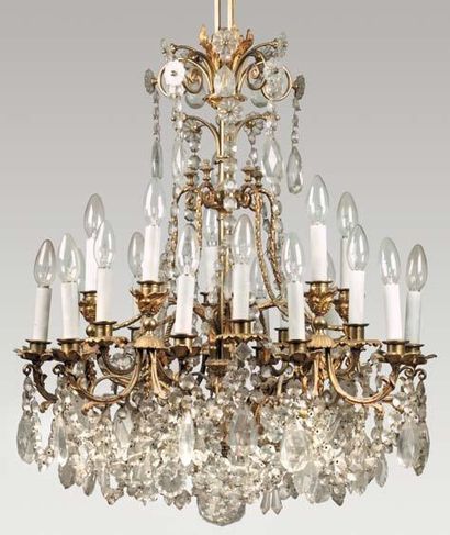 null Grand lustre de style Louis XV à 20 bras de lumière En bronze doré et ciselé...