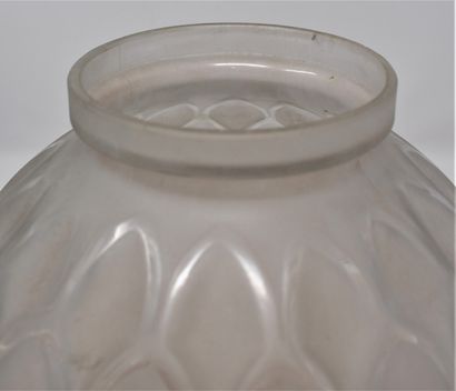null D'AVESN Pierre (1901-1990)

Vase boule Art Déco en verre moulé pressé, décor...