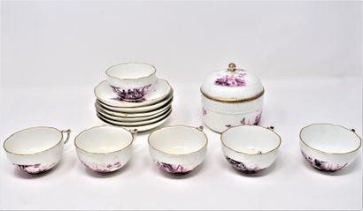 null Service à thé en porcelaine blanche à décor rose de scènes galantes et de fleurettes.

Il...