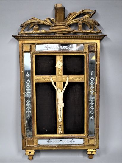 null Crucifix en bois doré et sculpté à décor de parecloses. Christ en ivoire sculpté...