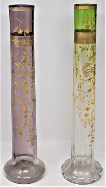 null Deux longs vases tubulaires à décor doré d'une guirlande de fleurs et d'un ruban...